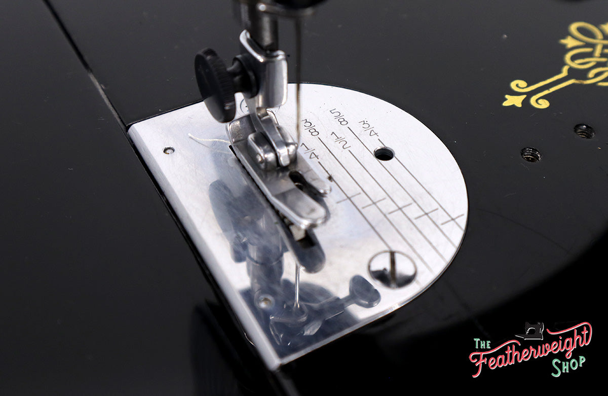 Singer Featherweight 221 Sewing Machine, AL180***