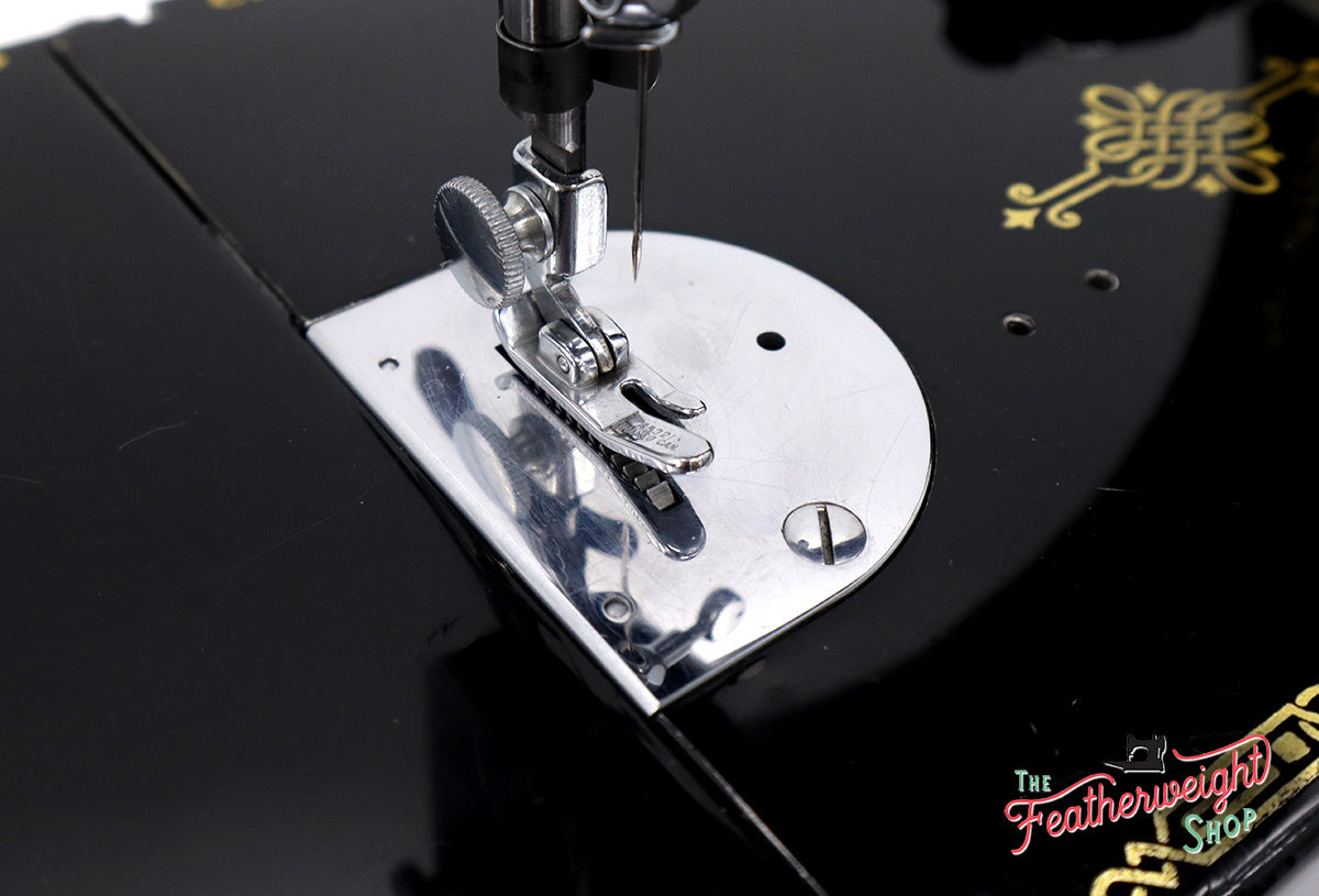Singer Featherweight 221K Sewing Machine, EH891***