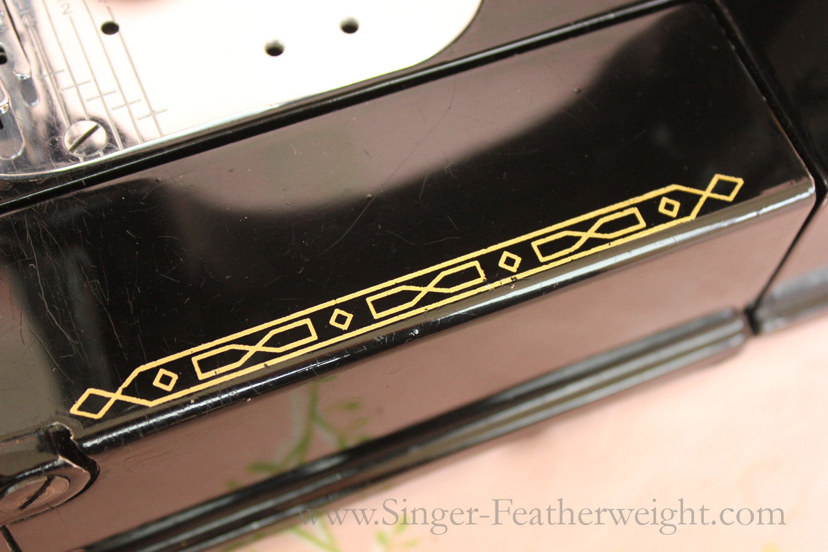 Singer Featherweight 222K Sewing Machine EN137***