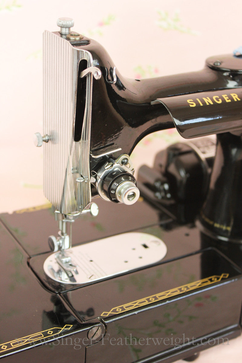 Singer Featherweight 222K Sewing Machine EN137***