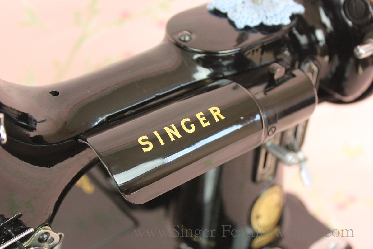 Singer Featherweight 222K Sewing Machine EN137***