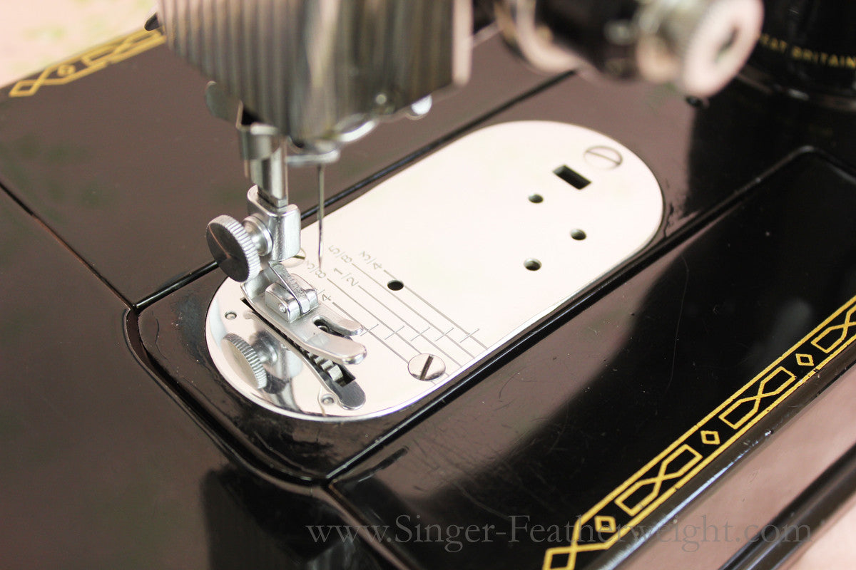 Singer Featherweight 222K Sewing Machine EN137***