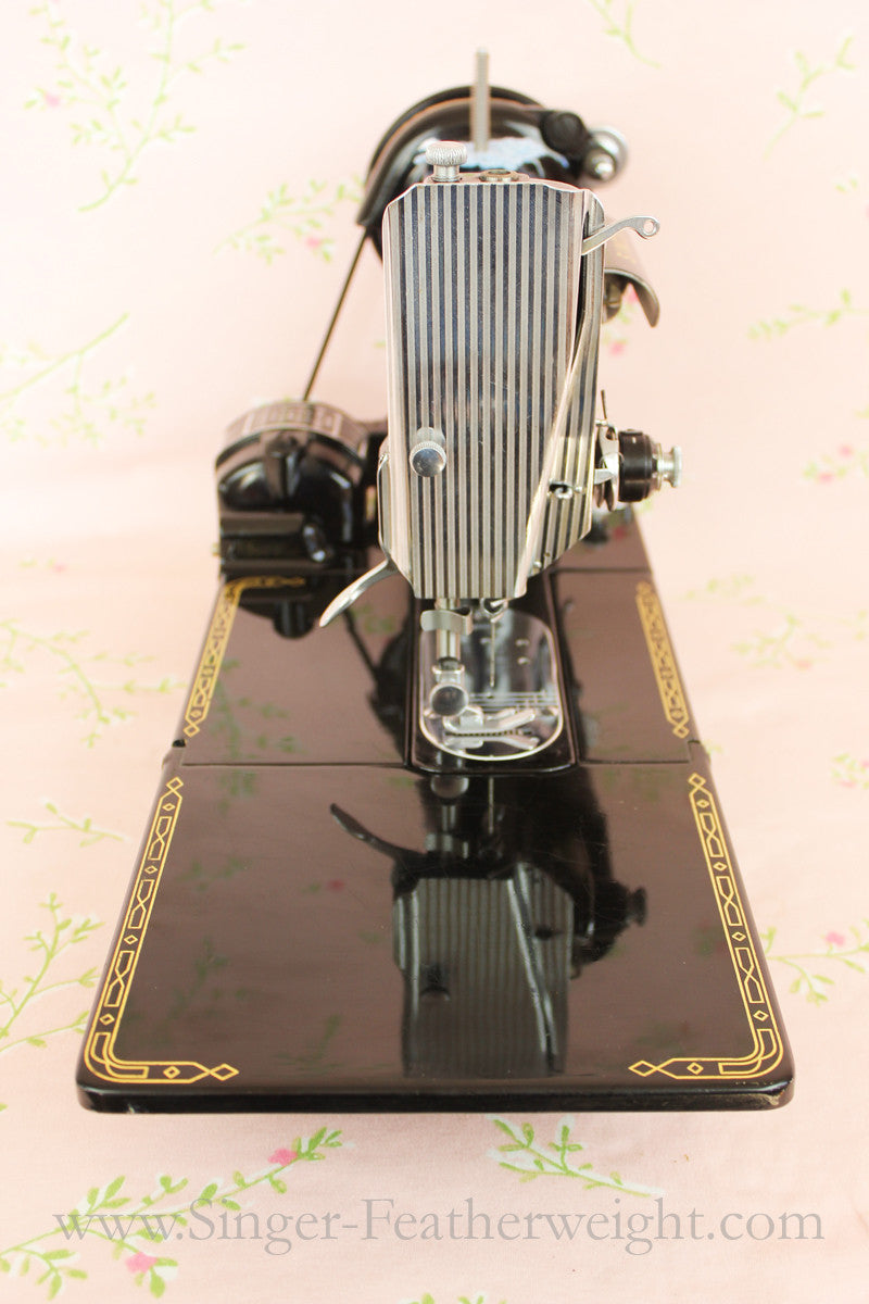 Singer Featherweight 222K Sewing Machine EN137***