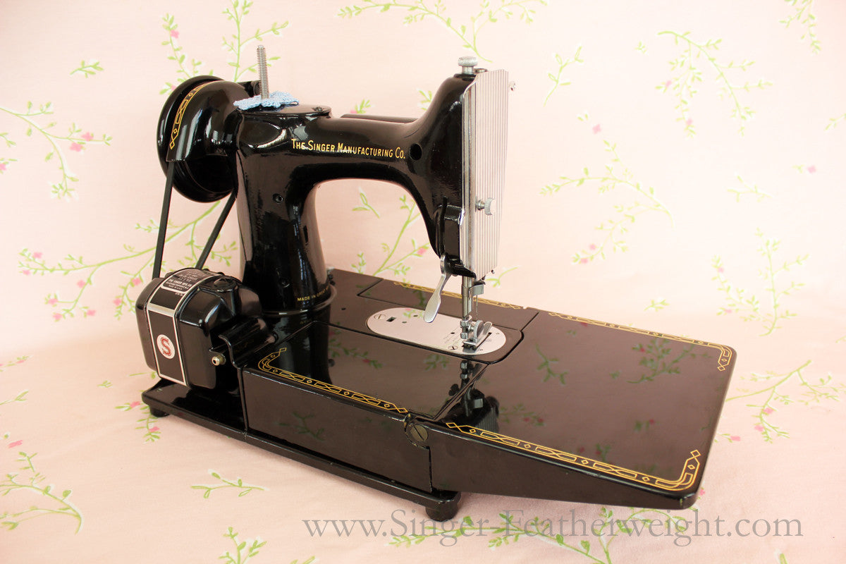 Singer Featherweight 222K Sewing Machine EN137***