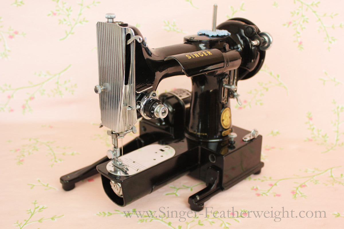 Singer Featherweight 222K Sewing Machine EN137***