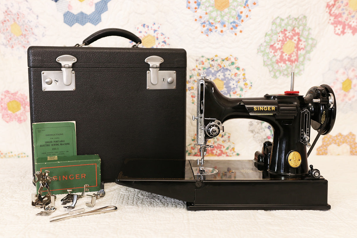 Shops Vintage 1941 Singer Featherweight 221 Portable Sewing Machine