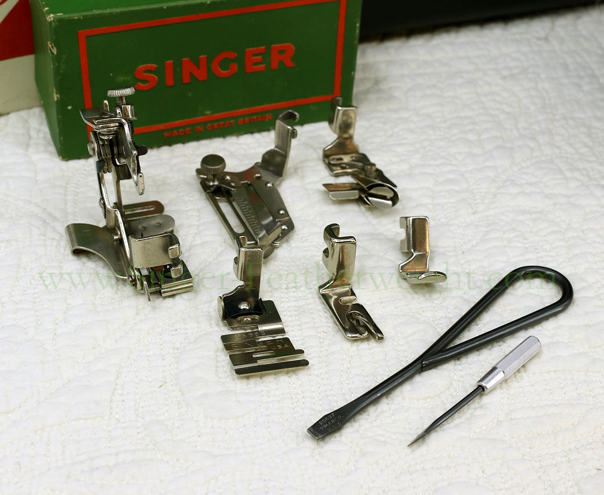 Singer Featherweight 221K Sewing Machine RED "S" ES170***
