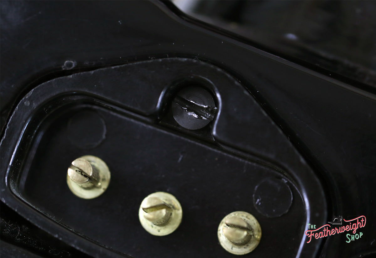 Screw, for Singer Featherweight Bakelite Machine Terminal Receptacle (Vintage Original)