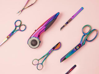 Load image into Gallery viewer, Tula Pink Hardware Curved EZ Snip - 5 Inch