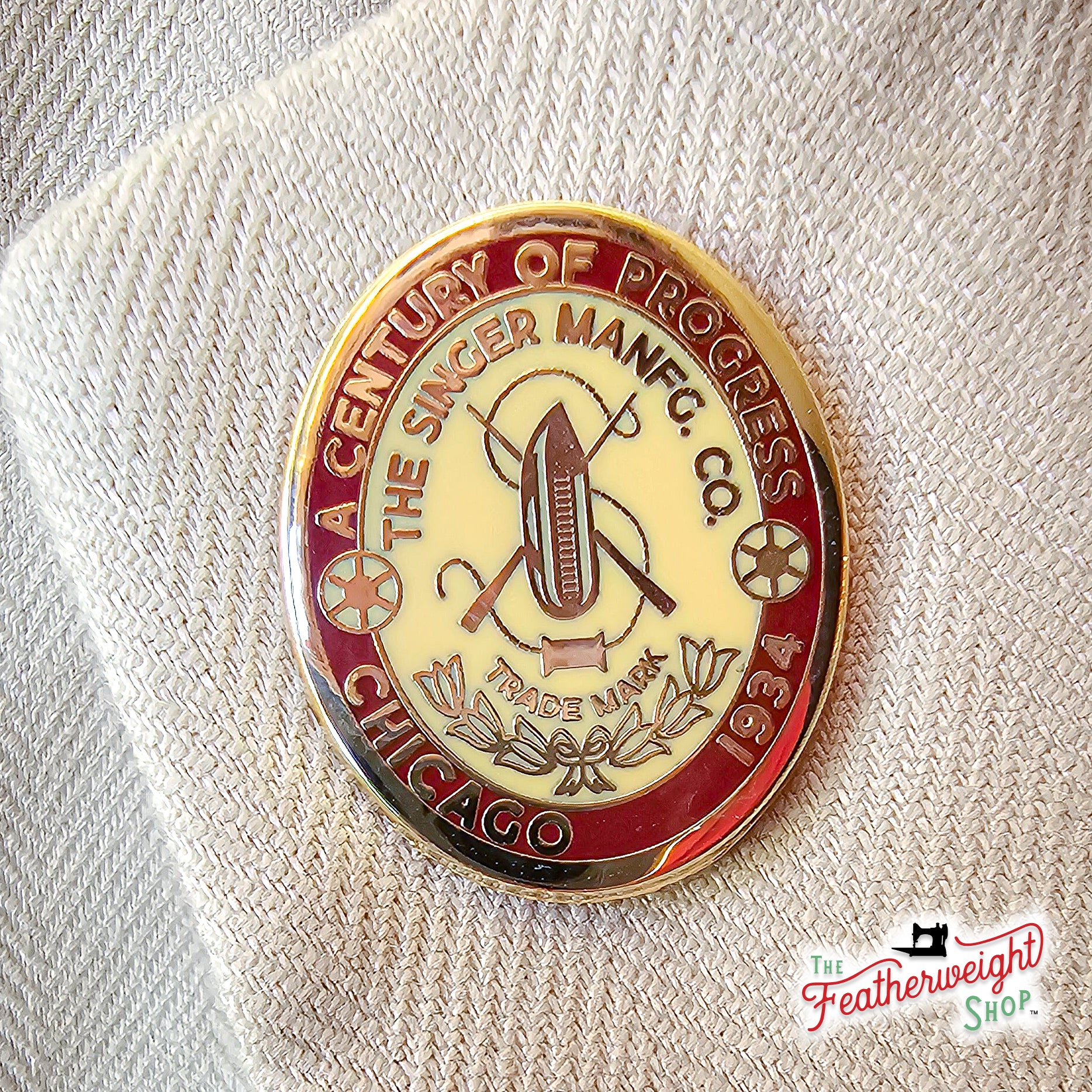 ボード NOVEMBER - 21-22 NOVEMBER ARTIST 154 Singer Featherweight 221 Lapel Pin - Centennial Badge 1851