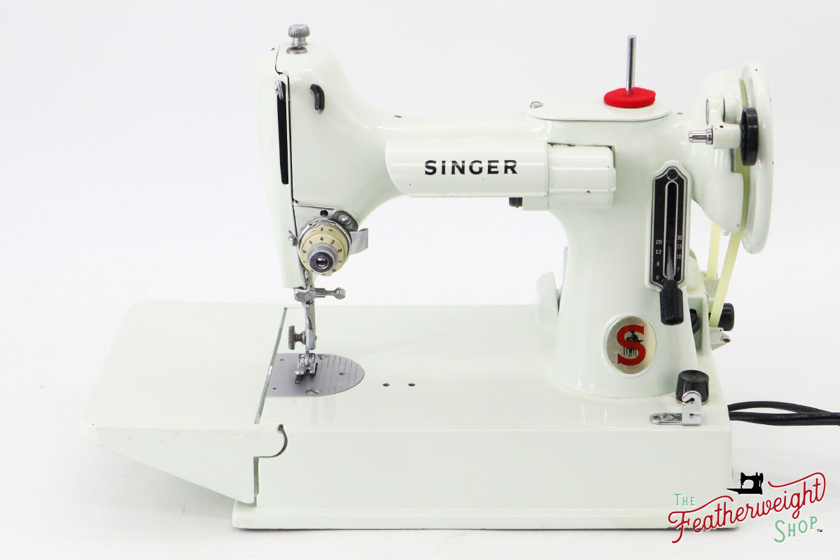 Singer Featherweight 221 Sewing Machine, WHITE - EV784***