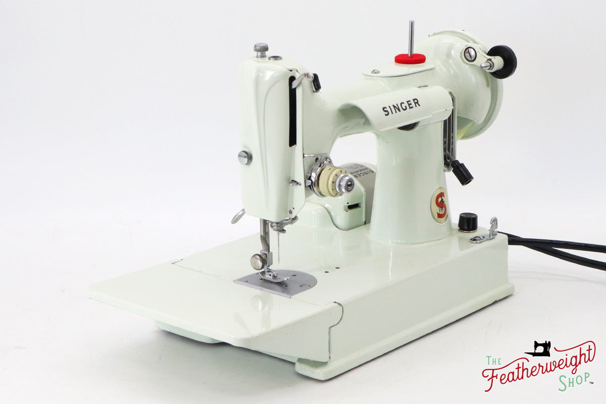 Singer Featherweight 221 Sewing Machine, WHITE - EV784***