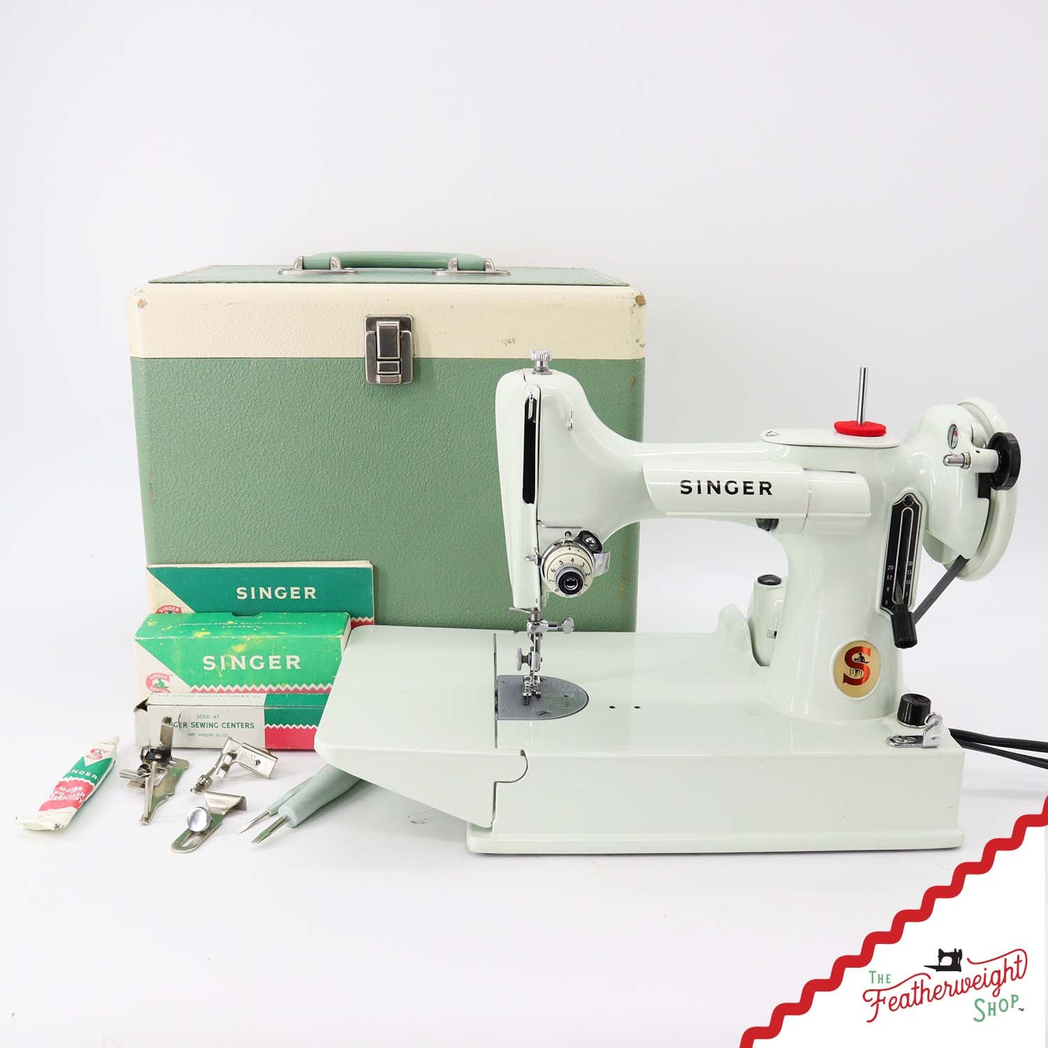 Singer Featherweight 221K Sewing Machine, WHITE - EV943***