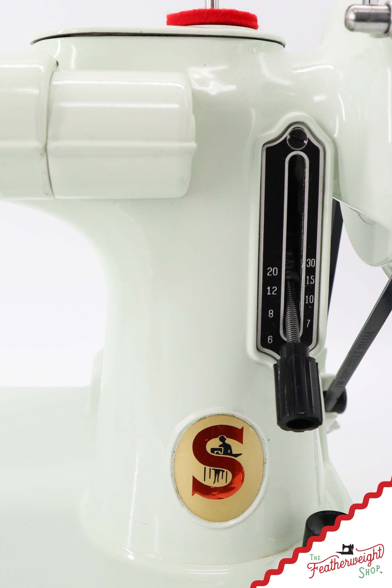 Singer Featherweight 221K Sewing Machine, WHITE - EV943***