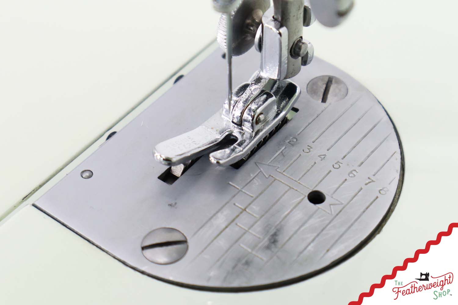 Singer Featherweight 221K Sewing Machine, WHITE - EV943***