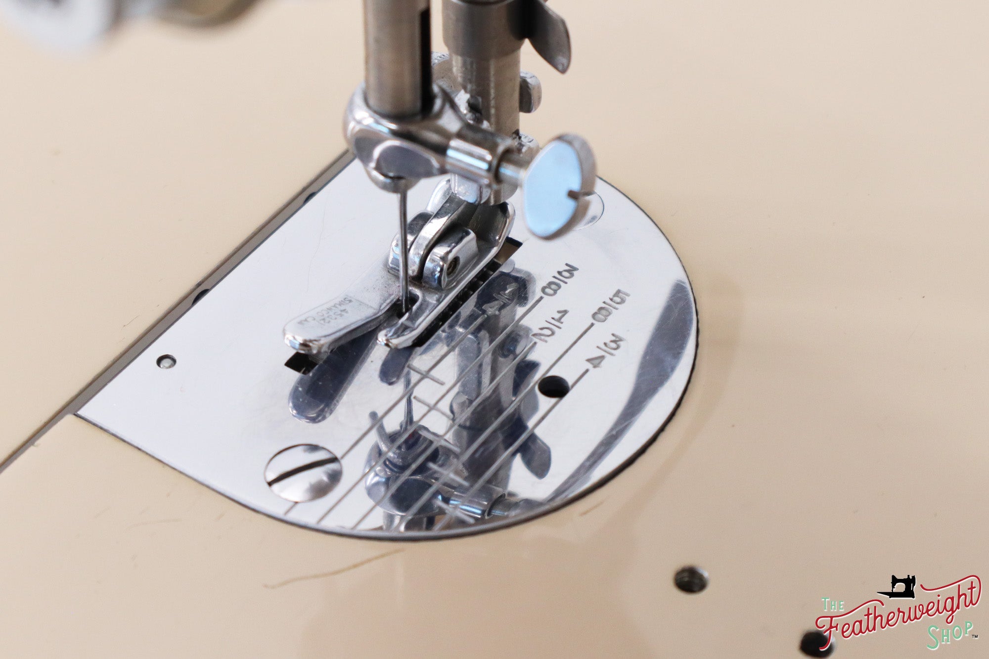 Singer Featherweight 221J Sewing Machine, Tan - JE1525**