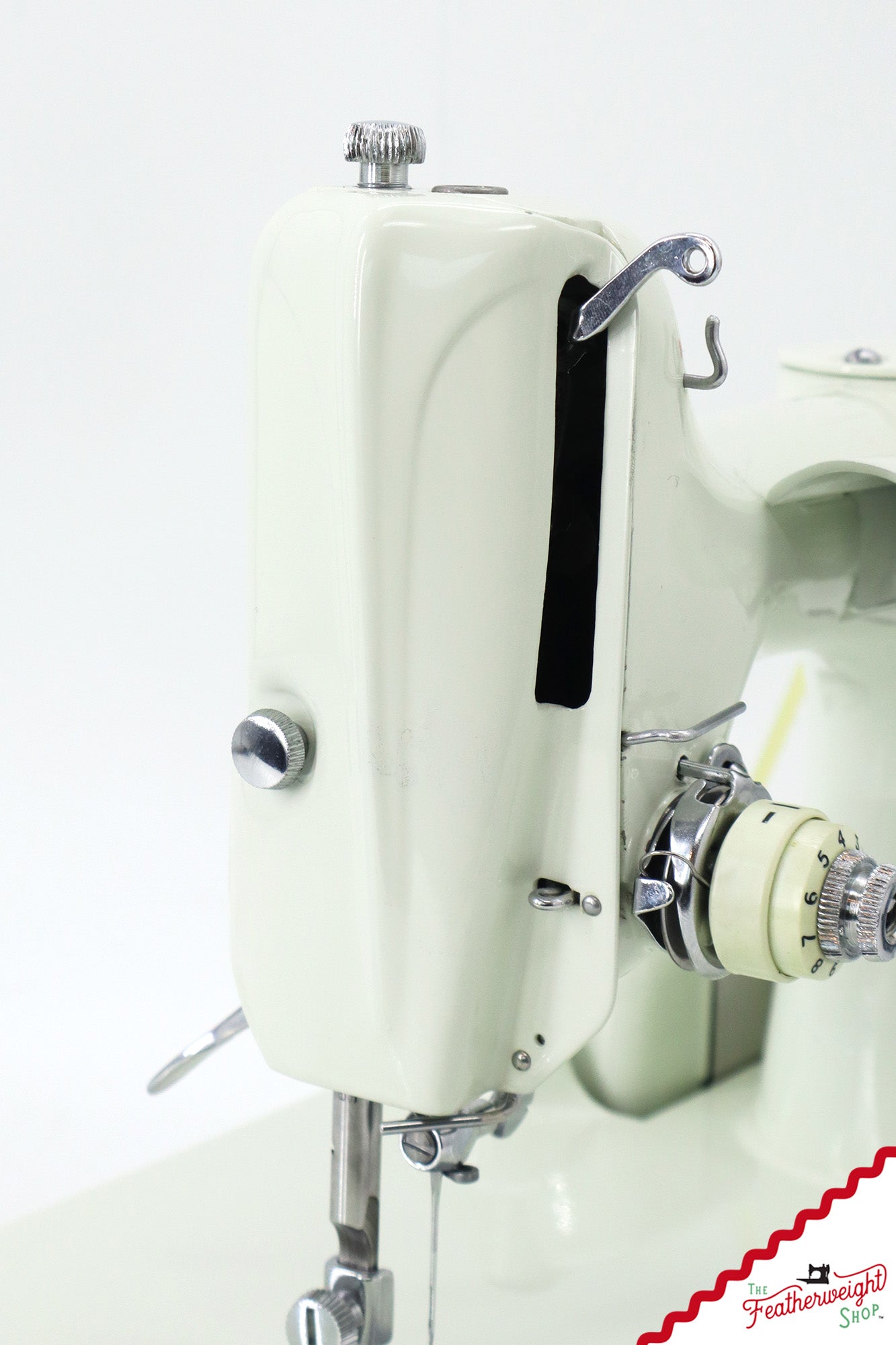 Singer Featherweight 221K Sewing Machine, WHITE - EV979***