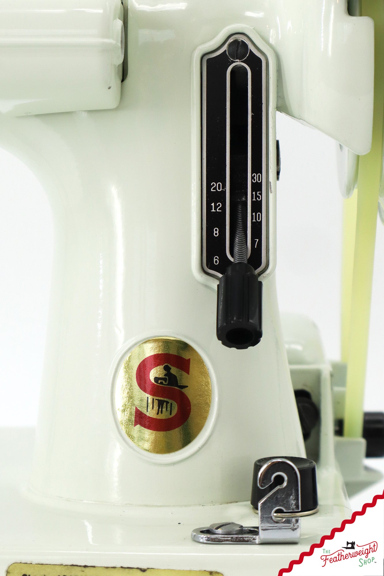 Singer Featherweight 221K Sewing Machine, WHITE - EV979***