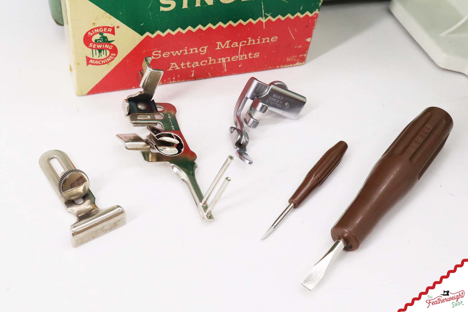 Singer Featherweight 221K Sewing Machine, WHITE - EY991***