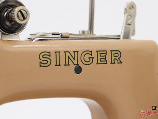 Load image into Gallery viewer, Singer Sewhandy Model 20 - Beige - 6/23