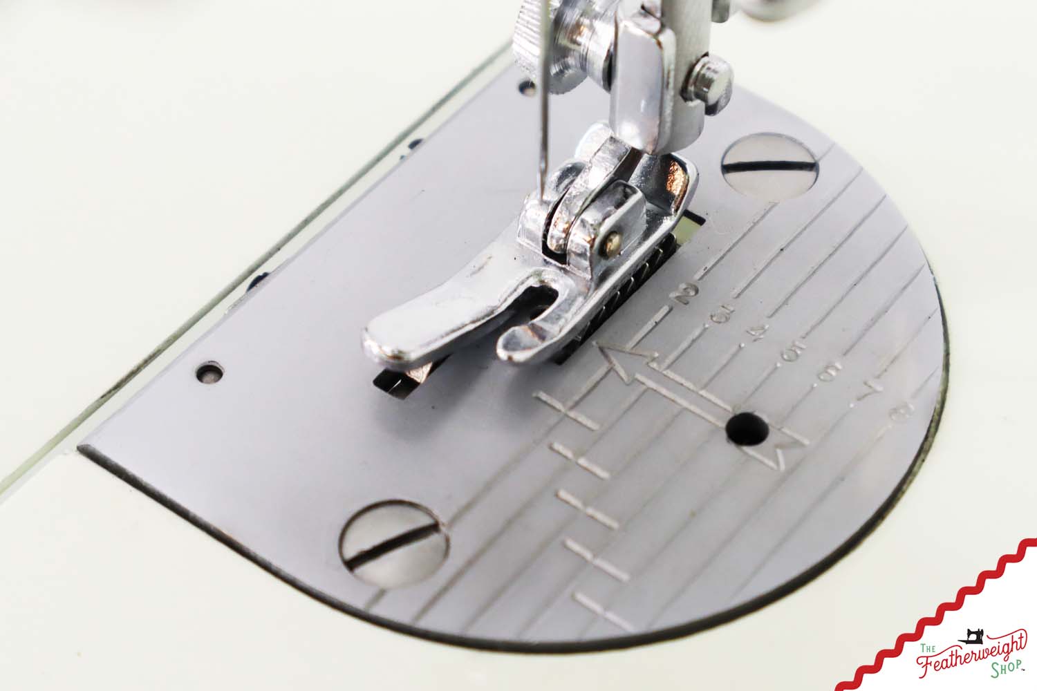 Singer Featherweight 221K Sewing Machine, WHITE - EY993***