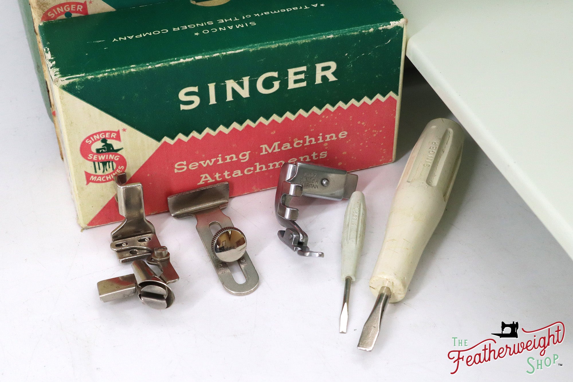 Singer Featherweight 221 Sewing Machine, WHITE - EV987***