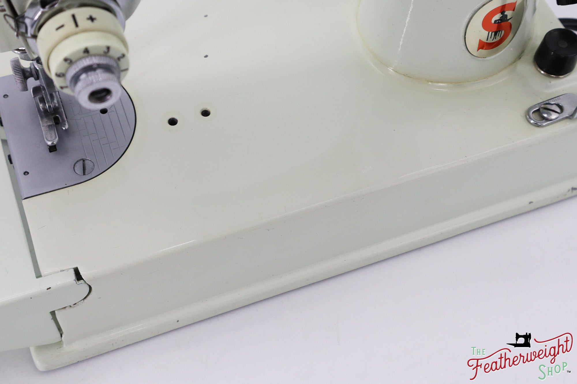 Singer Featherweight 221 Sewing Machine, WHITE - EV782***