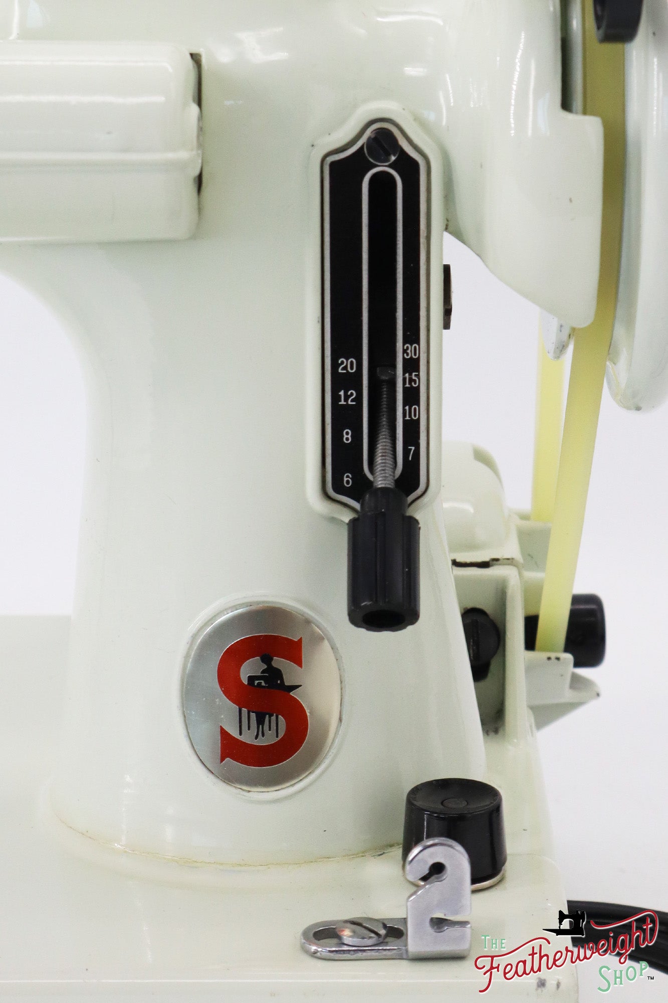 Singer Featherweight 221 Sewing Machine, WHITE - EV782***