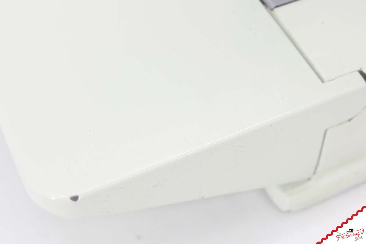 Singer Featherweight 221K Sewing Machine, WHITE EV9897** - RARE Case!