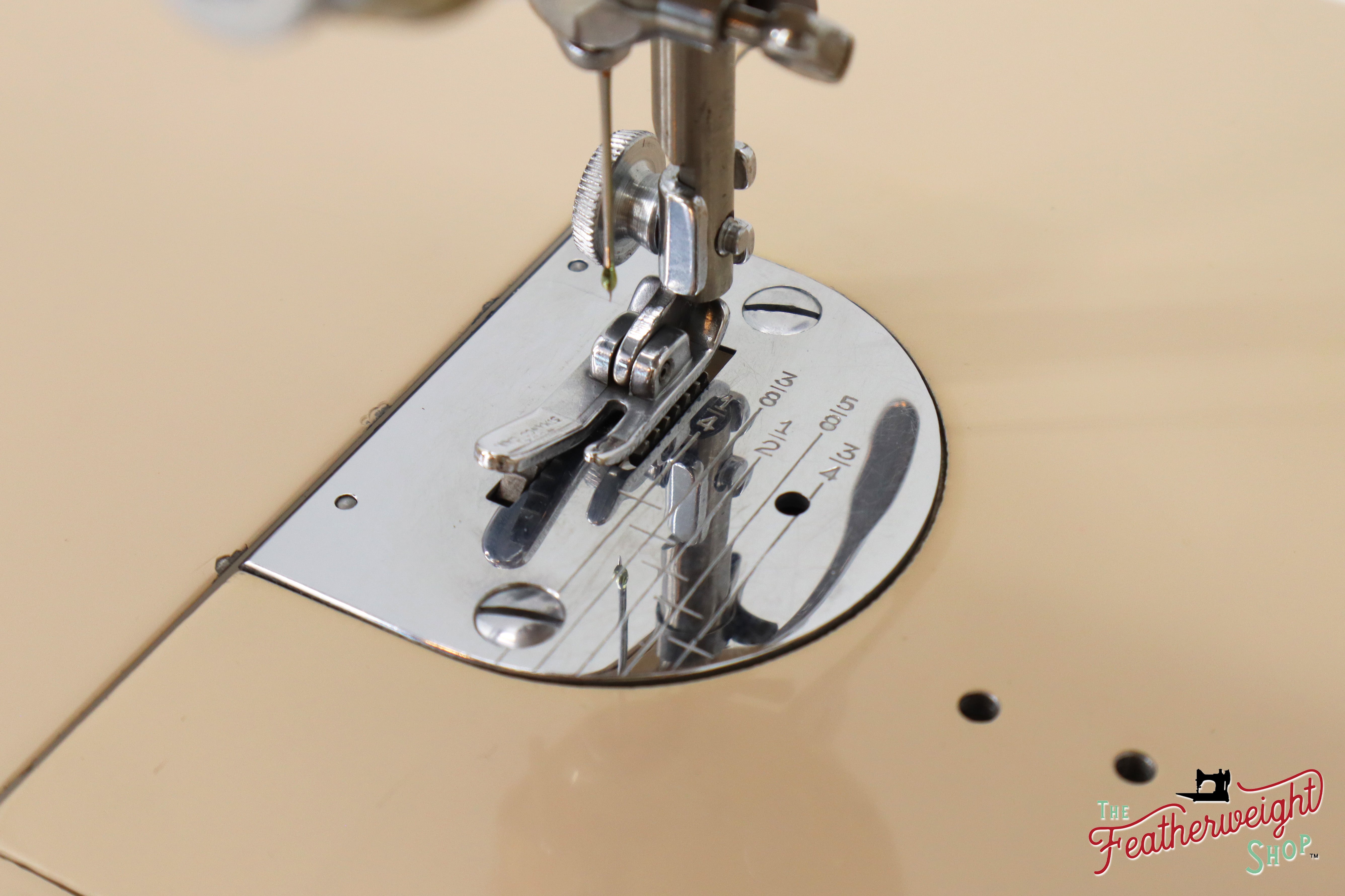 Singer Featherweight 221J Sewing Machine, Tan - ES8804**