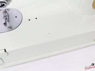 Load image into Gallery viewer, Singer Featherweight 221K Sewing Machine, WHITE FA203*** - RARE Case!