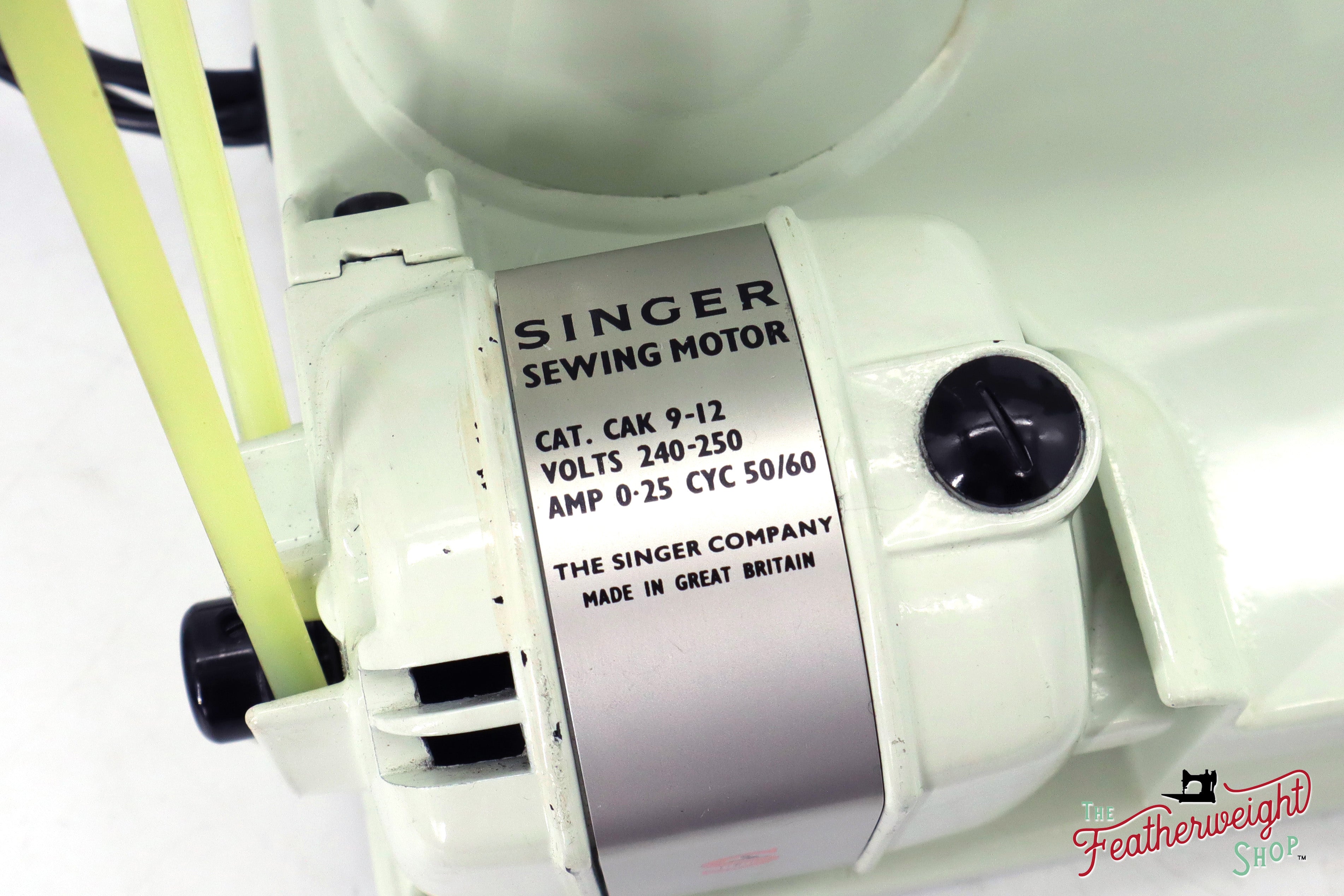 Singer Featherweight 221K Sewing Machine, WHITE FA219*** - RARE Case!