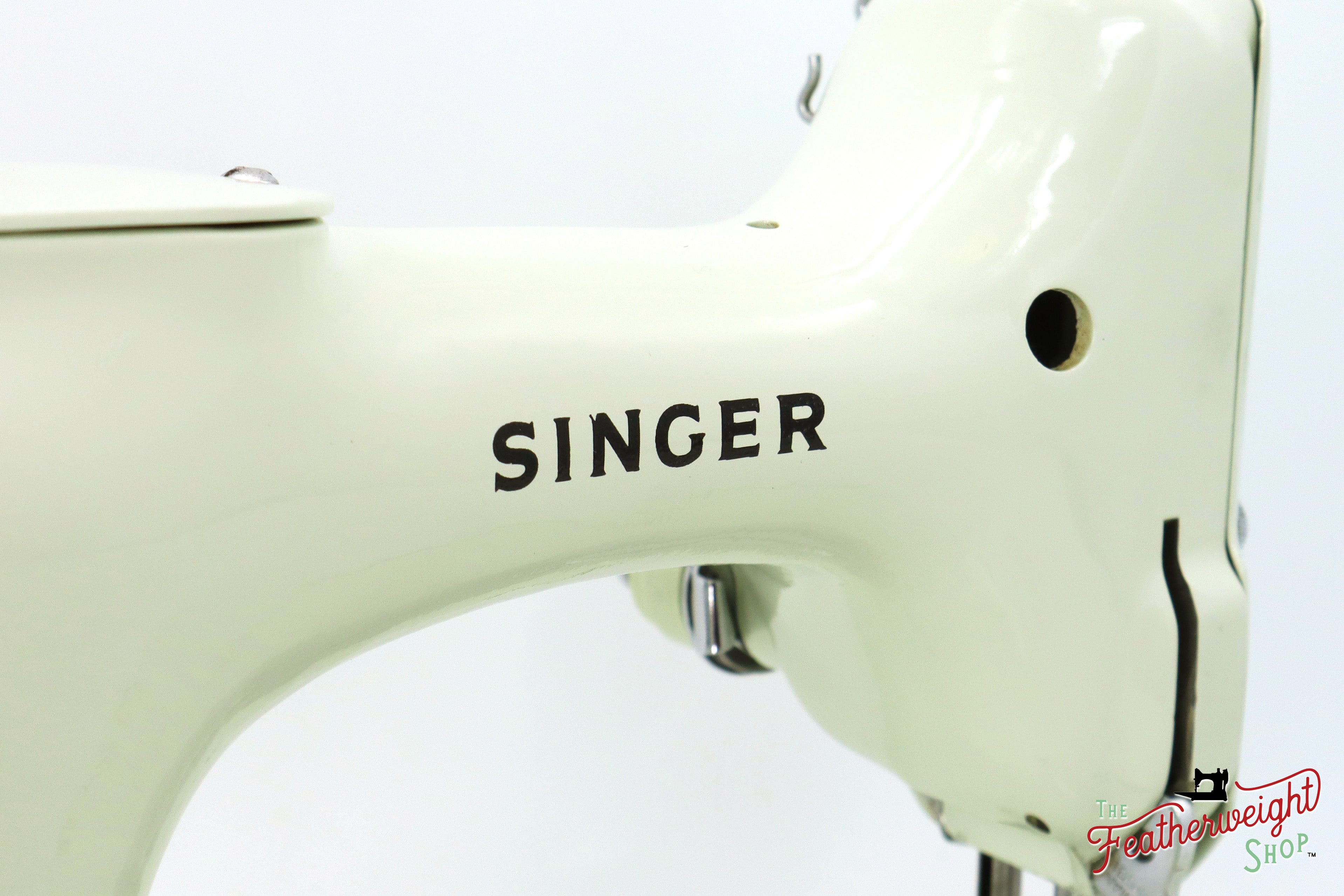 Singer Featherweight 221K Sewing Machine, WHITE FA219*** - RARE Case!