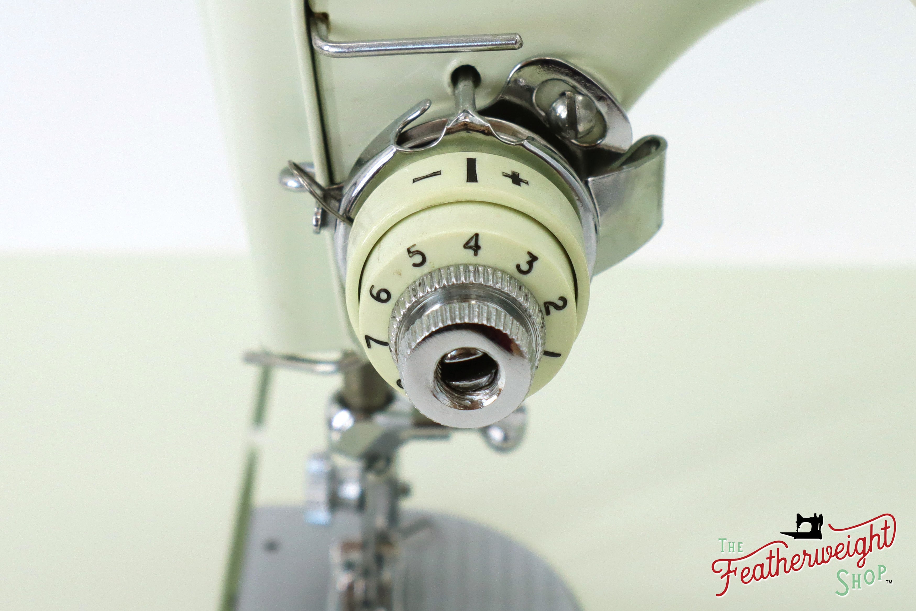 Singer Featherweight 221K Sewing Machine, WHITE FA219*** - RARE Case!