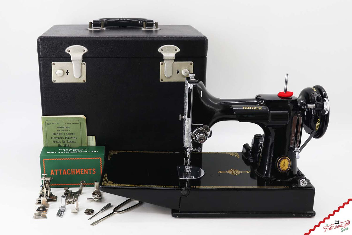 Singer Featherweight 221K Sewing Machine, French EG0774**