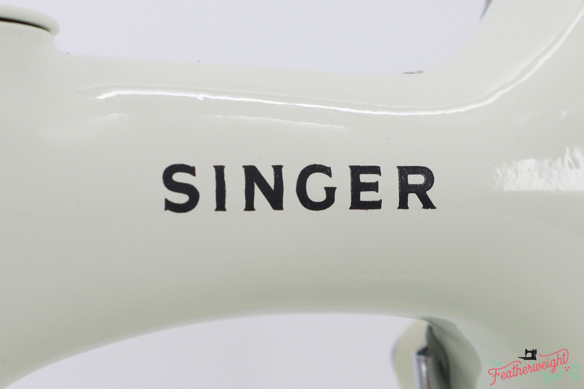 Singer Featherweight 221 Sewing Machine, WHITE - FA235***