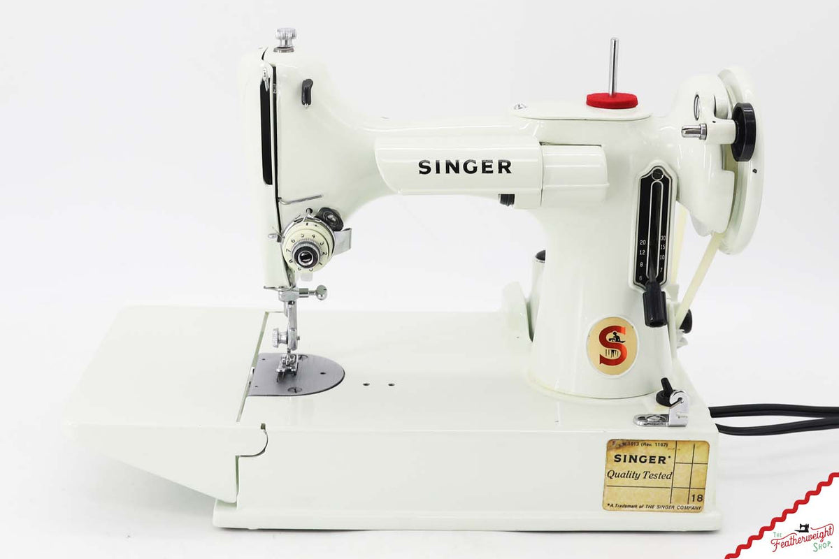 Singer Featherweight 221K Sewing Machine, WHITE FA2233** - RARE Case!