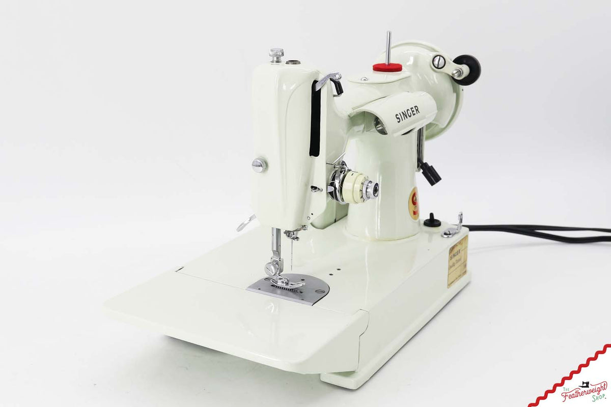 Singer Featherweight 221K Sewing Machine, WHITE FA2233** - RARE Case!