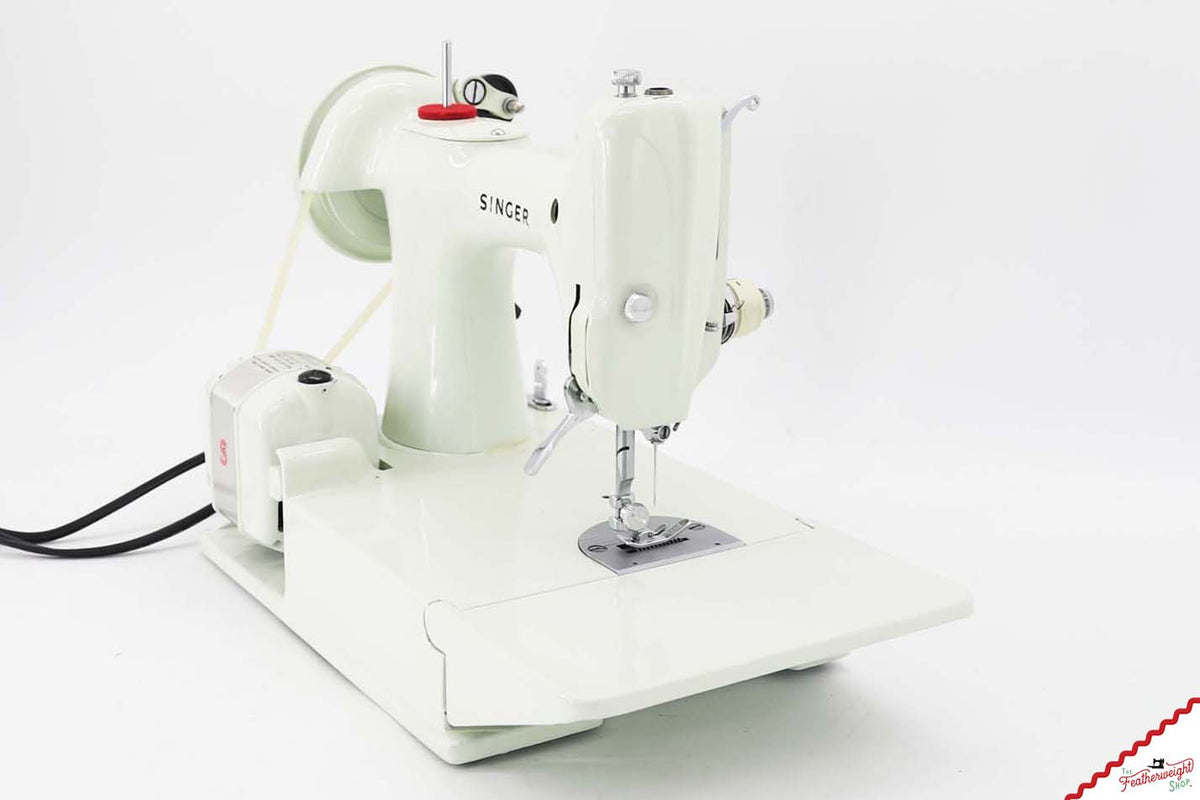 Singer Featherweight 221K Sewing Machine, WHITE FA2233** - RARE Case!