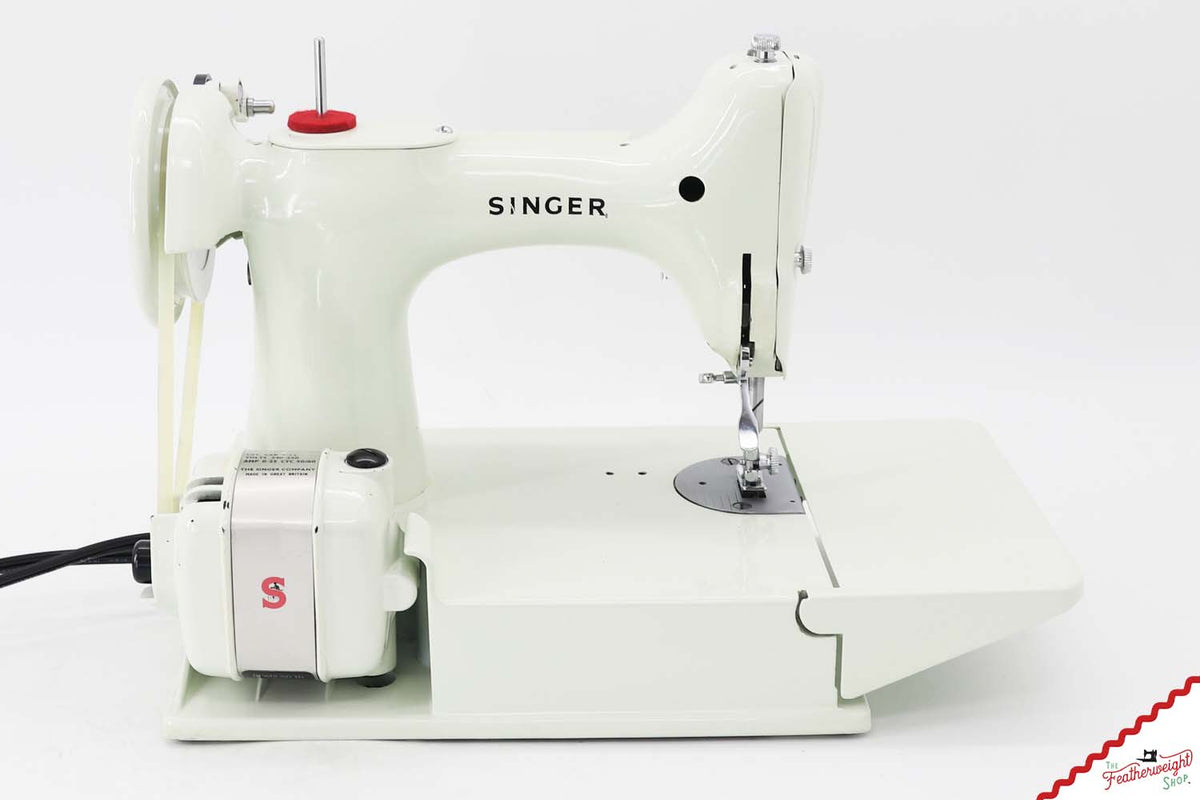 Singer Featherweight 221K Sewing Machine, WHITE FA2233** - RARE Case!