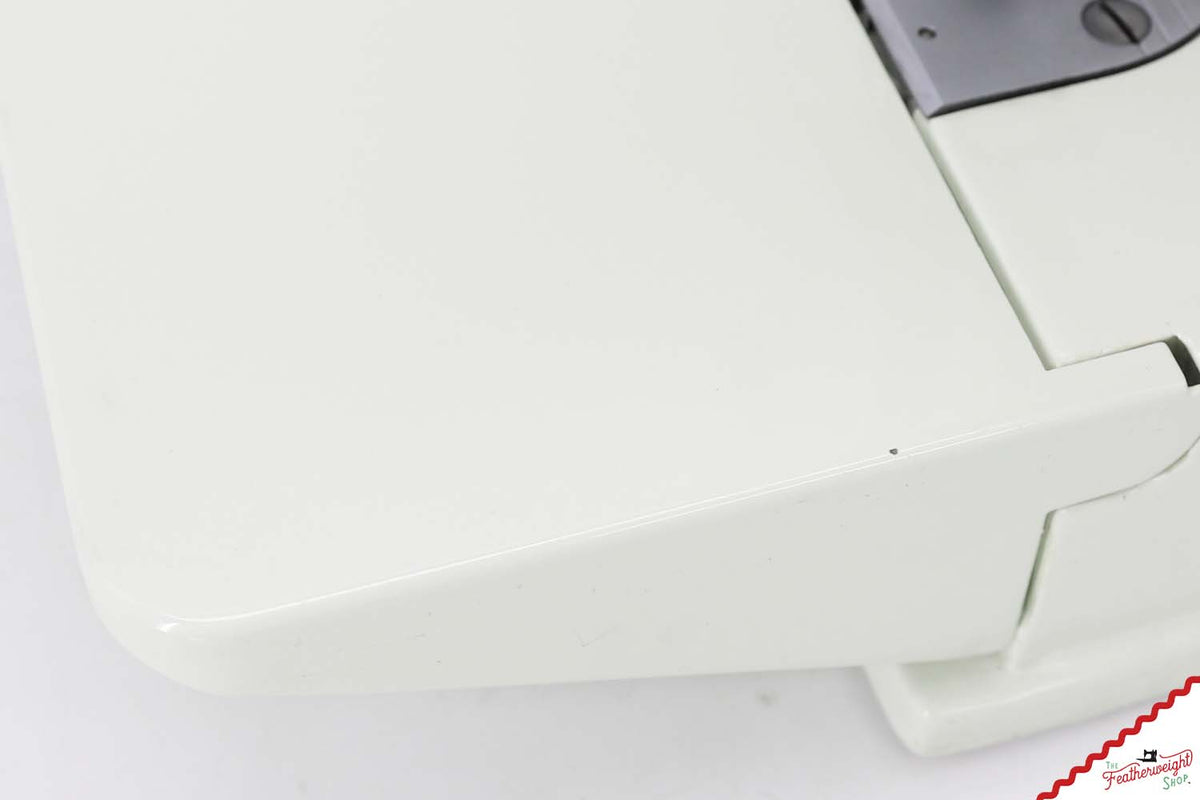 Singer Featherweight 221K Sewing Machine, WHITE FA2233** - RARE Case!