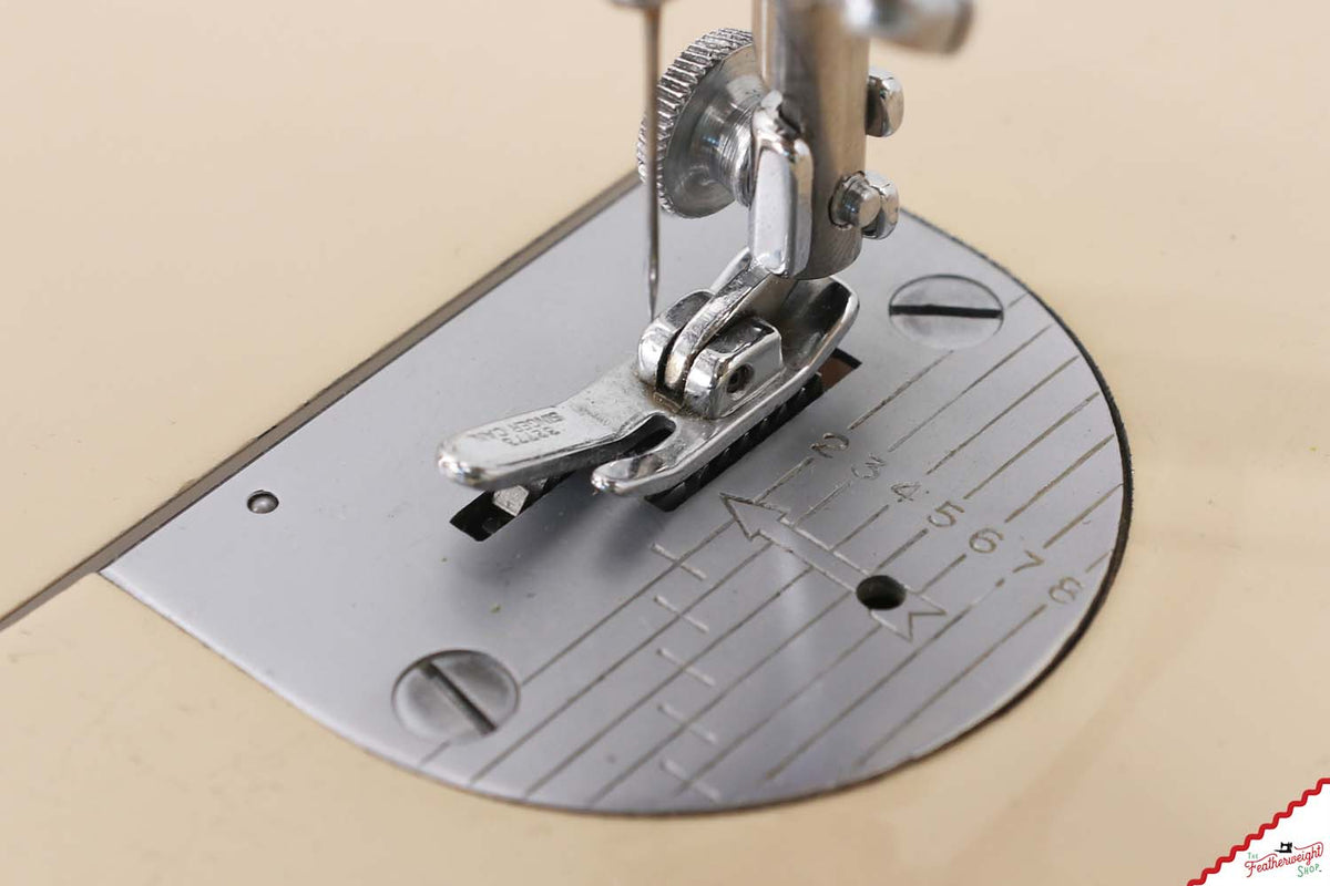 Singer Featherweight 221J Sewing Machine, Tan - JE160***