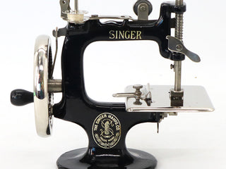 Load image into Gallery viewer, Singer Sewhandy Model 20, Black - May 2024 Faire
