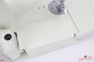 Singer Featherweight 221 Sewing Machine, WHITE - FA235***