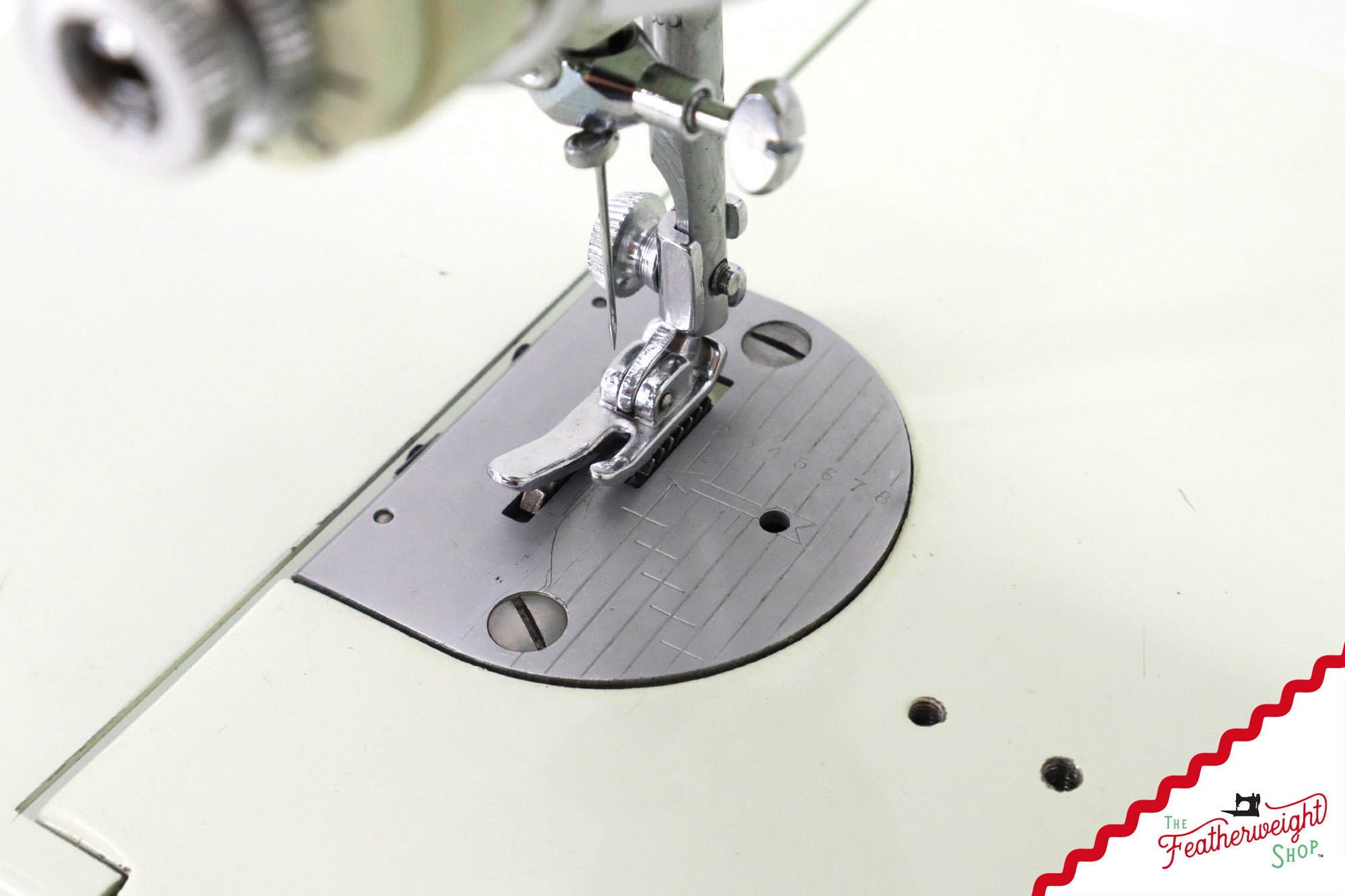 Singer Featherweight 221K Sewing Machine, WHITE - EV995***