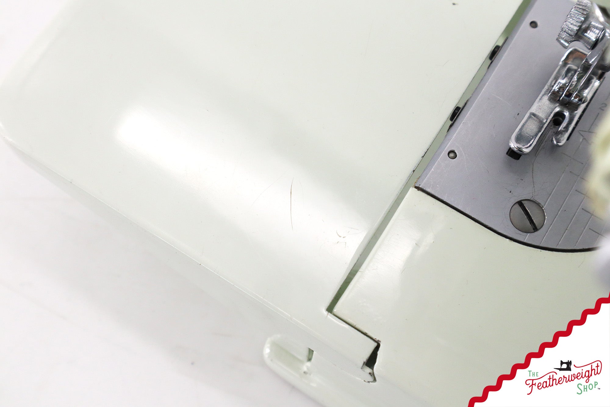 Singer Featherweight 221K Sewing Machine, WHITE - EV995***