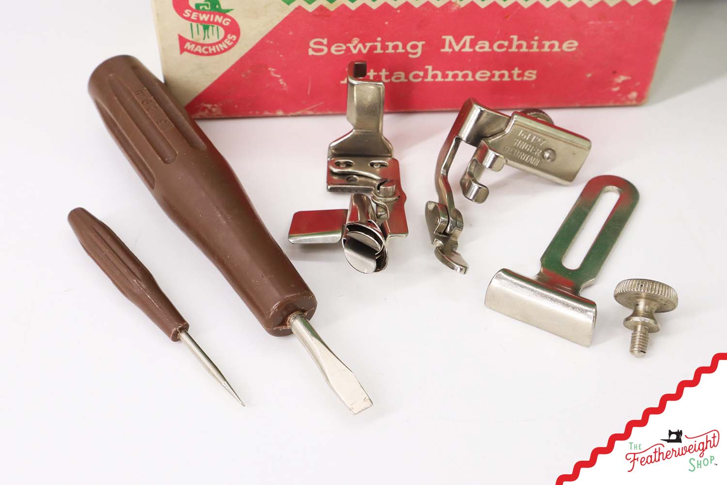 Singer Featherweight 221K Sewing Machine, WHITE - FA099***