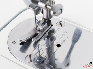 Load image into Gallery viewer, Singer Featherweight 222K - EJ6207** - Fully Restored in White