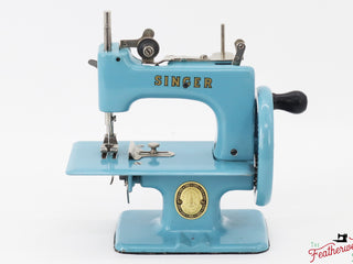 Load image into Gallery viewer, Singer Sewhandy Model 20 - Light Azure - RARE, Complete Italian Set