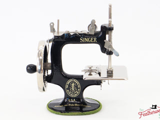Load image into Gallery viewer, Singer Sewhandy Model 20 - Black - Complete French Set - RARE, Feb. 2024